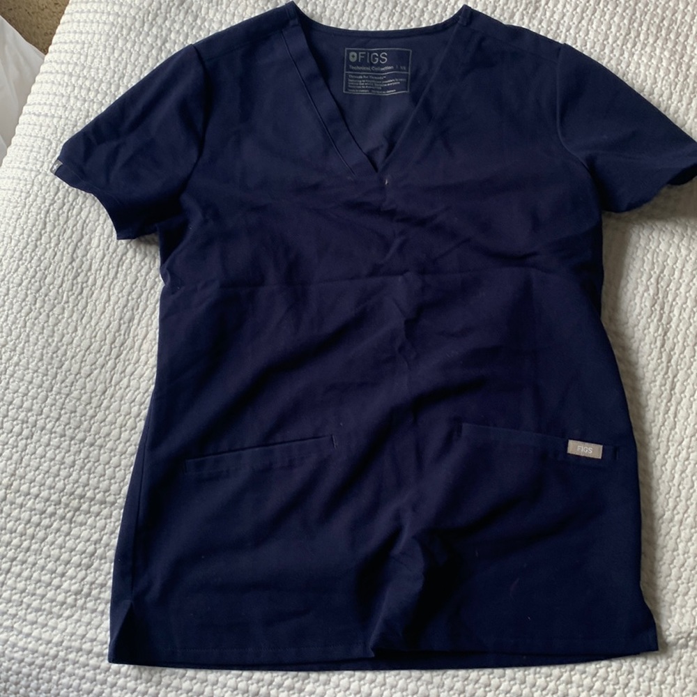 XS FIGS NAVY TWO POCKET SCRUB TOP